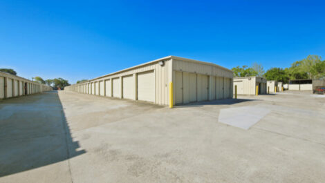 Easy access storage units on Edgewater Dr
